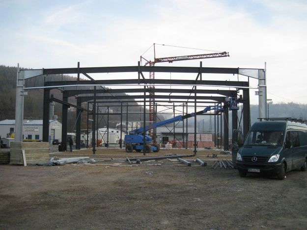 <h4>Lagerhalle mit Büro (Bauunternehmen)</h4>
<p>Stellen der Stahlkonstruktion auf die Fundamente</p>